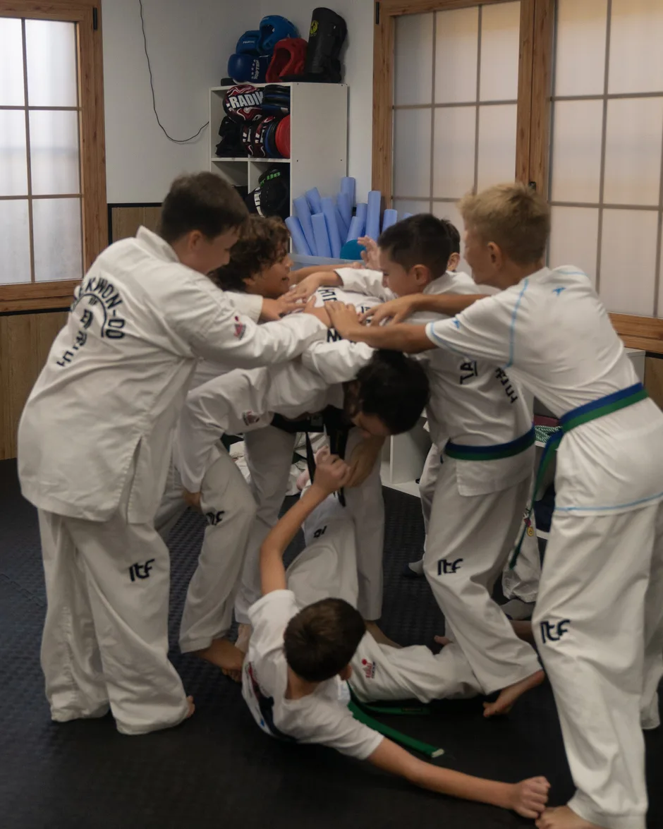 Grupo de alumnos infantiles de Taekwondo ITF en Konecta Academy